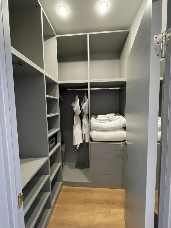 2-Комн квартира, 36.5 м²
М спартак

• 3 Мин пешком
• 12 Этаж из 22
• Ш волоколамское 71/22 к3, на карте

85 000 ₽/Мес, без комиссии
Большой гайд по аренде

Холодильник • стиральная машина • интернет • мебель • посудомойка • кондиционер • телевизор • лифт • консьерж • с животными • с детьми • мусоропровод

Район покровское-стрешнево
Чистота 4.06 транспорт 4.77
Парки и скверы 4.23

Собственник. Свежий ремонт; закрытый двор; парковка за шлагбаумом (есть подземная); набережная р. Москвы 15 минут пешком; развитая инфраструктура рядом; полностью укомплектована для проживания (тв с youtube, техника, посуда, бельё/полотенца, кондиционеры) апарт-отель discovery © предоплату до просмотра просят только мошенники!

Lisa, написать
Уровень доверия низкий ⚠️
Выложить квартиру бесплатно - фотография - 7