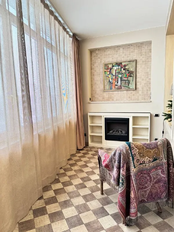3-Комн квартира, 130 м²
М крылатское
• 10 Мин пешком
• 12 Этаж из 35
• Ул крылатские холмы 33 к1, на карте
350 000 ₽/Мес, без комиссии
Большой гайд по аренде
Интернет • мебель • посудомойка • холодильник • стиральная машина • кондиционер • с детьми • телевизор • лифт • консьерж • с животными • мусоропровод
Район крылатское
Чистота 4.54 транспорт 4.48
Парки и скверы 4.94
Собственник. Дизайнерский ремонт, уют и стиль. Кухня 12 м² с полным набором техники. 3 кондиционера, мебель. 2 санузла (душ и ванна), стиральная и сушильная машины, телевизор. Хозкомната, лоджия, вид на улицу. Залог 100%, без комиссий. Готово к заселению. © предоплату до просмотра просят только мошенники!
Anna k, написать
Уровень доверия низкий ⚠️
Выложить квартиру бесплатно - фотография - 4