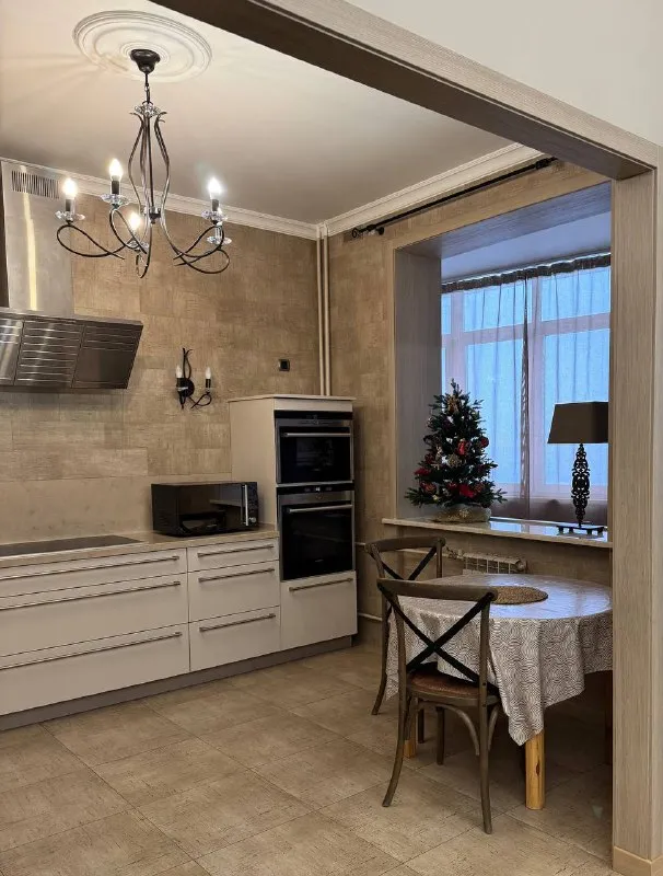 3-Комн квартира, 130 м²
М крылатское
• 10 Мин пешком
• 12 Этаж из 35
• Ул крылатские холмы 33 к1, на карте
350 000 ₽/Мес, без комиссии
Большой гайд по аренде
Интернет • мебель • посудомойка • холодильник • стиральная машина • кондиционер • с детьми • телевизор • лифт • консьерж • с животными • мусоропровод
Район крылатское
Чистота 4.54 транспорт 4.48
Парки и скверы 4.94
Собственник. Дизайнерский ремонт, уют и стиль. Кухня 12 м² с полным набором техники. 3 кондиционера, мебель. 2 санузла (душ и ванна), стиральная и сушильная машины, телевизор. Хозкомната, лоджия, вид на улицу. Залог 100%, без комиссий. Готово к заселению. © предоплату до просмотра просят только мошенники!
Anna k, написать
Уровень доверия низкий ⚠️
Выложить квартиру бесплатно - фотография - 5