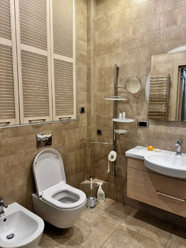 3-Комн квартира, 130 м²
М крылатское
• 10 Мин пешком
• 12 Этаж из 35
• Ул крылатские холмы 33 к1, на карте
350 000 ₽/Мес, без комиссии
Большой гайд по аренде
Интернет • мебель • посудомойка • холодильник • стиральная машина • кондиционер • с детьми • телевизор • лифт • консьерж • с животными • мусоропровод
Район крылатское
Чистота 4.54 транспорт 4.48
Парки и скверы 4.94
Собственник. Дизайнерский ремонт, уют и стиль. Кухня 12 м² с полным набором техники. 3 кондиционера, мебель. 2 санузла (душ и ванна), стиральная и сушильная машины, телевизор. Хозкомната, лоджия, вид на улицу. Залог 100%, без комиссий. Готово к заселению. © предоплату до просмотра просят только мошенники!
Anna k, написать
Уровень доверия низкий ⚠️
Выложить квартиру бесплатно - фотография - 7
