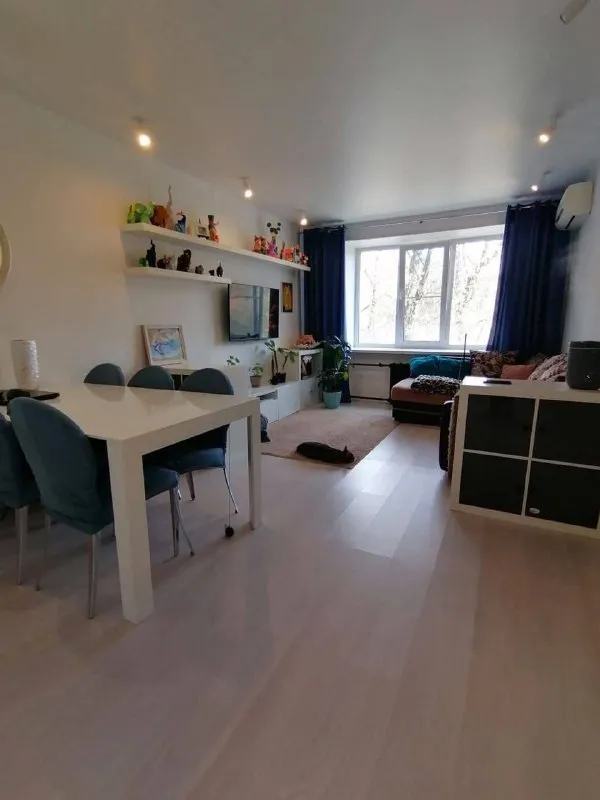 2-К квартира🏙️
М. Фонвизинская1️⃣
Сдаётся! Квартира 55 м², спальня с рабочим местом 17 м², большая комната со столом для приёма гостей, кухня 8 м² с посудомойкой.
Раздельные ванна и туалет. Очень комфортный матрас аскона, клёвый комфортной диван, кондиционеры в комнатах.
3-Й этаж из 5-ти.
Квартира классная, с хорошей энергетикой) супер локация, для любителей спорта или неспешных прогулок, 10 минут до входа в ботанический сад, вднх!
Доставка самокат и др 15 минут, пункты выдачи вб и озон в доме.
До метро фонвизинская пешком, вднх и владыкино 10 минут на автобусе
Парковка за шлагбаумом
💳Цена: 90.000₽ + счетчики
💌Telegram: @marylyash - фотография - 4