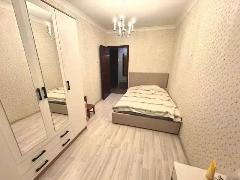 Ищу соседку🔎
М. Беляево6️⃣
Всем привет!
Ищу соседку в изолированную комнату в евротрёшке.
📍Адрес: бутлерова 26к2, этаж 5/9.
Зеленый район, популярен среди владельцев собак.
6️⃣ М. Беляево 11 минут пешком
1️⃣ М. Воронцовская 20 минут пешком
6️⃣ М. Калужская 14 минут пешком
В соседку ищу девушку 19-29 лет
Без вредных привычек
Сдается светлая комната (фото 6)
Вся мебель новая, шкаф 160х220 кровать 140х200, стол
Обо мне: мне 20 лет, занимаюсь интерьер дизайном, хожу в зал. Работаю в сфере с животными
Не пью/ не курю. Соблю. .. Ду проживать только я (т. Е. Квартира на двоих)
С подругами обычно встречаюсь вне дома, не фанат ночевок и частых гостей 🙏
На кухне имеется: встроенный фильтр питьевой воды, духовка bosh, стационарный блендер, вытяжка, новый аэрогриль, посудомойка bosh и всевозможные кухонные приблуды
Вторая комната спальня/гостевая
В ванной комнате новая стиральная машинка haier 25 года, большое зеркало с подсветкой.
В квартире не жарко, нет тараканов, есть москитные сетки, лифт в доме, скоростной интернет, новый пылесос, антресоли в прихожей для верхней одежды и много места для хранения
Заселение возможно с 11 февраля по 18 февраля
Желательно на год
💳Стоимость: 35.000₽/месяц (включая комм услуги и интернет) + залог 25.000₽.
💌Telegram: @seeusooon
➡️Предоплату/бронь/заморозку денег/автооплату до просмотра квартиры не вносить! Если по этому объявлению спрашивают какую либо оплату сообщите по контактам в описании канала. - фотография - 6