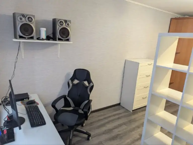 2-Комн квартира, 44.6 м²
М раменки
• 2 Мин пешком
• 6 Этаж из 9
• Ул винницкая 5, на карте
Интернет • мебель • кондиционер • холодильник • стиральная машина • с детьми • мусоропровод • с животными • телевизор • лифт • посудомойка • консьерж
Район раменки
Чистота 4.51 транспорт 4.25
Парки и скверы 4.70
Собственник. Могут быть дополнительные пожелания к нанимателю. В большой комнате рабочее место с компьютером, монитором, колонками. В спальне компьютер с монитором для просмотра контента. Кондиционер. В ванной бойлер на случай отключения горячей воды. Сделана шумоизоляция. В квартире не курят. Оплата: аренда, вода, электричество, интернет. © предоплату до просмотра просят только мошенники!
Аукцион! Предложи цену в комментариях с рассказом о себе. Собственник напишет в лс на лучшее предложение.
Выложить квартиру бесплатно - фотография - 2