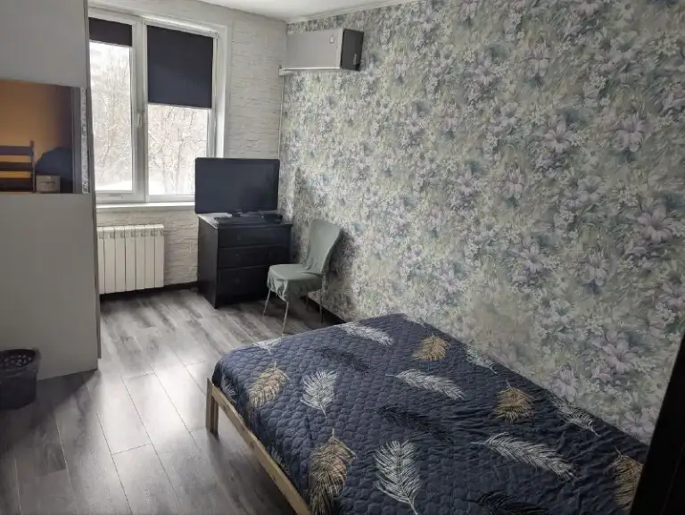 2-Комн квартира, 44.6 м²
М раменки
• 2 Мин пешком
• 6 Этаж из 9
• Ул винницкая 5, на карте
Интернет • мебель • кондиционер • холодильник • стиральная машина • с детьми • мусоропровод • с животными • телевизор • лифт • посудомойка • консьерж
Район раменки
Чистота 4.51 транспорт 4.25
Парки и скверы 4.70
Собственник. Могут быть дополнительные пожелания к нанимателю. В большой комнате рабочее место с компьютером, монитором, колонками. В спальне компьютер с монитором для просмотра контента. Кондиционер. В ванной бойлер на случай отключения горячей воды. Сделана шумоизоляция. В квартире не курят. Оплата: аренда, вода, электричество, интернет. © предоплату до просмотра просят только мошенники!
Аукцион! Предложи цену в комментариях с рассказом о себе. Собственник напишет в лс на лучшее предложение.
Выложить квартиру бесплатно - фотография - 3