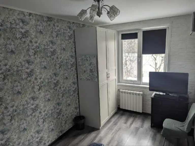 2-Комн квартира, 44.6 м²
М раменки
• 2 Мин пешком
• 6 Этаж из 9
• Ул винницкая 5, на карте
Интернет • мебель • кондиционер • холодильник • стиральная машина • с детьми • мусоропровод • с животными • телевизор • лифт • посудомойка • консьерж
Район раменки
Чистота 4.51 транспорт 4.25
Парки и скверы 4.70
Собственник. Могут быть дополнительные пожелания к нанимателю. В большой комнате рабочее место с компьютером, монитором, колонками. В спальне компьютер с монитором для просмотра контента. Кондиционер. В ванной бойлер на случай отключения горячей воды. Сделана шумоизоляция. В квартире не курят. Оплата: аренда, вода, электричество, интернет. © предоплату до просмотра просят только мошенники!
Аукцион! Предложи цену в комментариях с рассказом о себе. Собственник напишет в лс на лучшее предложение.
Выложить квартиру бесплатно - фотография - 4