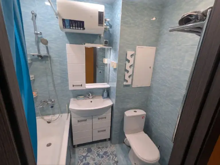 2-Комн квартира, 44.6 м²
М раменки
• 2 Мин пешком
• 6 Этаж из 9
• Ул винницкая 5, на карте
Интернет • мебель • кондиционер • холодильник • стиральная машина • с детьми • мусоропровод • с животными • телевизор • лифт • посудомойка • консьерж
Район раменки
Чистота 4.51 транспорт 4.25
Парки и скверы 4.70
Собственник. Могут быть дополнительные пожелания к нанимателю. В большой комнате рабочее место с компьютером, монитором, колонками. В спальне компьютер с монитором для просмотра контента. Кондиционер. В ванной бойлер на случай отключения горячей воды. Сделана шумоизоляция. В квартире не курят. Оплата: аренда, вода, электричество, интернет. © предоплату до просмотра просят только мошенники!
Аукцион! Предложи цену в комментариях с рассказом о себе. Собственник напишет в лс на лучшее предложение.
Выложить квартиру бесплатно - фотография - 5