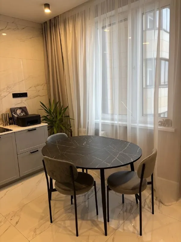 2-Комн квартира, 52 м²
М медведково

• 10 Мин на транспорте
• 12 Этаж из 20
• Ул малыгина 12а, на карте

85 000 ₽/Мес, без комиссии
Большой гайд по аренде

Холодильник • стиральная машина • интернет • мебель • посудомойка • кондиционер • с животными • с детьми • телевизор • мусоропровод • лифт • консьерж

Собственник. Друзья, в аренду предлагается красивая двухкомнатная квартира в новом современном доме. Полностью меблирована и оборудована техникой (стиральная машина, посудомоечная машина, холодильник, духовой шкаф, микроволновая печь, варочная панель). В квартире две изолированные спальни, просторная кухня, совмещенный санузел, гардеробная. © предоплату до просмотра просят только мошенники!

Кирилл п, написать
Уровень доверия низкий ⚠️
Выложить квартиру бесплатно - фотография - 4