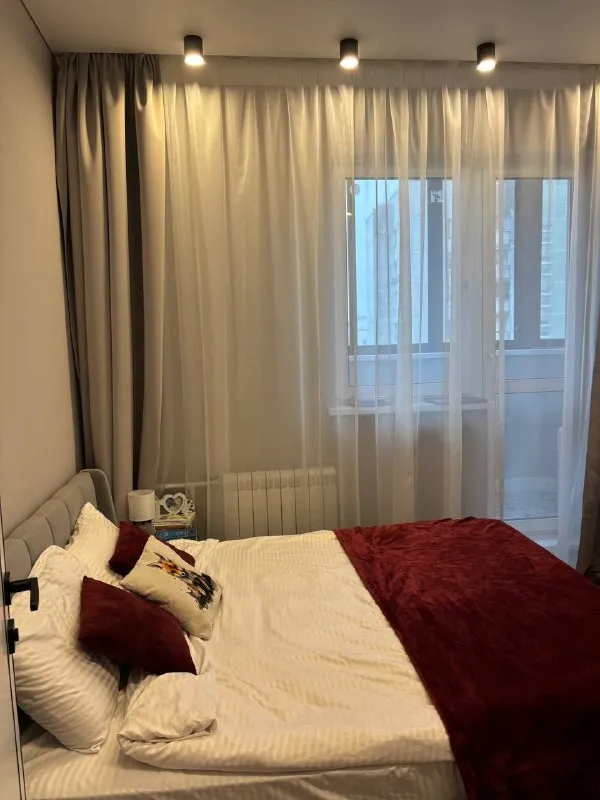 2-Комн квартира, 52 м²
М медведково

• 10 Мин на транспорте
• 12 Этаж из 20
• Ул малыгина 12а, на карте

85 000 ₽/Мес, без комиссии
Большой гайд по аренде

Холодильник • стиральная машина • интернет • мебель • посудомойка • кондиционер • с животными • с детьми • телевизор • мусоропровод • лифт • консьерж

Собственник. Друзья, в аренду предлагается красивая двухкомнатная квартира в новом современном доме. Полностью меблирована и оборудована техникой (стиральная машина, посудомоечная машина, холодильник, духовой шкаф, микроволновая печь, варочная панель). В квартире две изолированные спальни, просторная кухня, совмещенный санузел, гардеробная. © предоплату до просмотра просят только мошенники!

Кирилл п, написать
Уровень доверия низкий ⚠️
Выложить квартиру бесплатно - фотография - 6