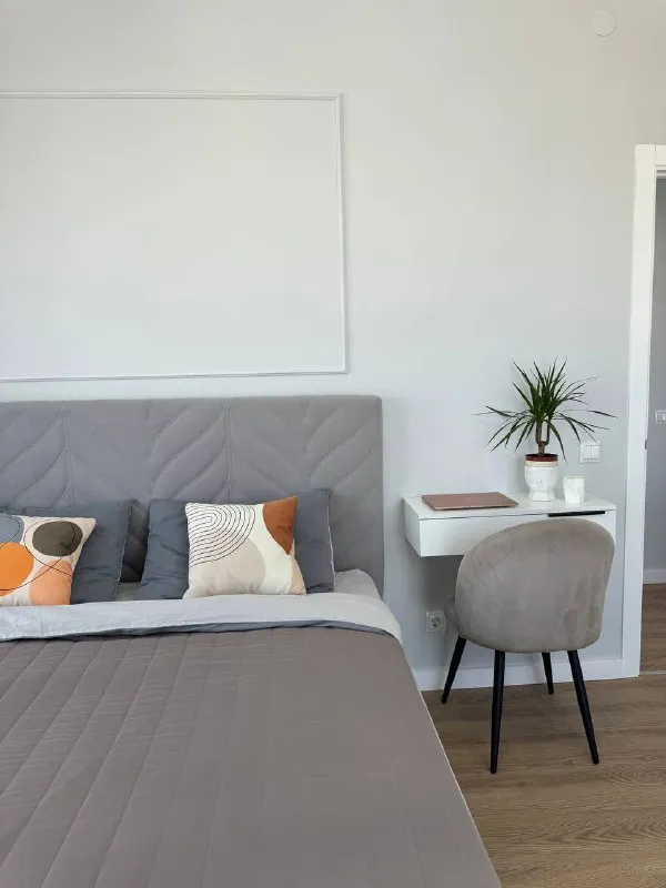 3-Комн квартира, 48.6 м²
М новохохловская

• 7 Мин пешком
• 23 Этаж из 33
• Ул новохохловская 15 к3, на карте

110 000 ₽/Мес, без комиссии
Большой гайд по аренде

Холодильник • стиральная машина • интернет • мебель • кондиционер • телевизор • лифт • с детьми • посудомойка • с животными • мусоропровод • консьерж

Собственник. Собственник. С 19.01 сдается на длительный срок евро3ка, две изолир спальни, раздельный санузел, кухня-гостиная, квартира имеет потрясающие виды на москву сити, останкинскую башню, встречать и провожать рассветы и закаты будет одно удовольствие! Коммунальные услуги включены в арендн плату, залог равен сумме месячной аренды, можно разбить на 2 мес. © предоплату до просмотра просят только мошенники!

Аржаана м, написать
Уровень доверия низкий ⚠️
Выложить квартиру бесплатно - фотография - 1