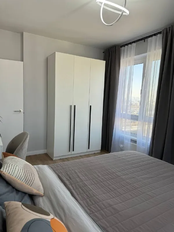 3-Комн квартира, 48.6 м²
М новохохловская

• 7 Мин пешком
• 23 Этаж из 33
• Ул новохохловская 15 к3, на карте

110 000 ₽/Мес, без комиссии
Большой гайд по аренде

Холодильник • стиральная машина • интернет • мебель • кондиционер • телевизор • лифт • с детьми • посудомойка • с животными • мусоропровод • консьерж

Собственник. Собственник. С 19.01 сдается на длительный срок евро3ка, две изолир спальни, раздельный санузел, кухня-гостиная, квартира имеет потрясающие виды на москву сити, останкинскую башню, встречать и провожать рассветы и закаты будет одно удовольствие! Коммунальные услуги включены в арендн плату, залог равен сумме месячной аренды, можно разбить на 2 мес. © предоплату до просмотра просят только мошенники!

Аржаана м, написать
Уровень доверия низкий ⚠️
Выложить квартиру бесплатно - фотография - 2