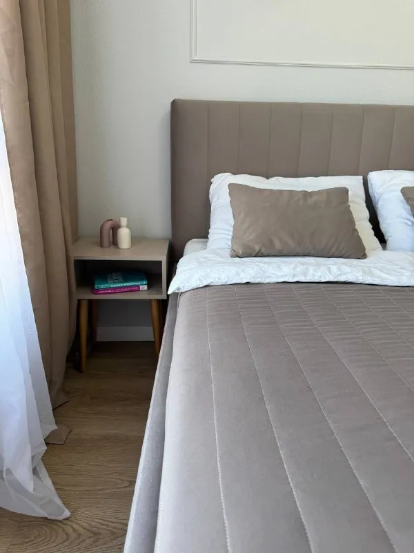 3-Комн квартира, 48.6 м²
М новохохловская

• 7 Мин пешком
• 23 Этаж из 33
• Ул новохохловская 15 к3, на карте

110 000 ₽/Мес, без комиссии
Большой гайд по аренде

Холодильник • стиральная машина • интернет • мебель • кондиционер • телевизор • лифт • с детьми • посудомойка • с животными • мусоропровод • консьерж

Собственник. Собственник. С 19.01 сдается на длительный срок евро3ка, две изолир спальни, раздельный санузел, кухня-гостиная, квартира имеет потрясающие виды на москву сити, останкинскую башню, встречать и провожать рассветы и закаты будет одно удовольствие! Коммунальные услуги включены в арендн плату, залог равен сумме месячной аренды, можно разбить на 2 мес. © предоплату до просмотра просят только мошенники!

Аржаана м, написать
Уровень доверия низкий ⚠️
Выложить квартиру бесплатно - фотография - 3