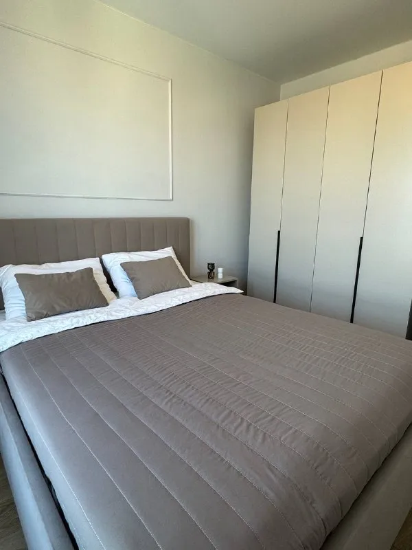 3-Комн квартира, 48.6 м²
М новохохловская

• 7 Мин пешком
• 23 Этаж из 33
• Ул новохохловская 15 к3, на карте

110 000 ₽/Мес, без комиссии
Большой гайд по аренде

Холодильник • стиральная машина • интернет • мебель • кондиционер • телевизор • лифт • с детьми • посудомойка • с животными • мусоропровод • консьерж

Собственник. Собственник. С 19.01 сдается на длительный срок евро3ка, две изолир спальни, раздельный санузел, кухня-гостиная, квартира имеет потрясающие виды на москву сити, останкинскую башню, встречать и провожать рассветы и закаты будет одно удовольствие! Коммунальные услуги включены в арендн плату, залог равен сумме месячной аренды, можно разбить на 2 мес. © предоплату до просмотра просят только мошенники!

Аржаана м, написать
Уровень доверия низкий ⚠️
Выложить квартиру бесплатно - фотография - 4