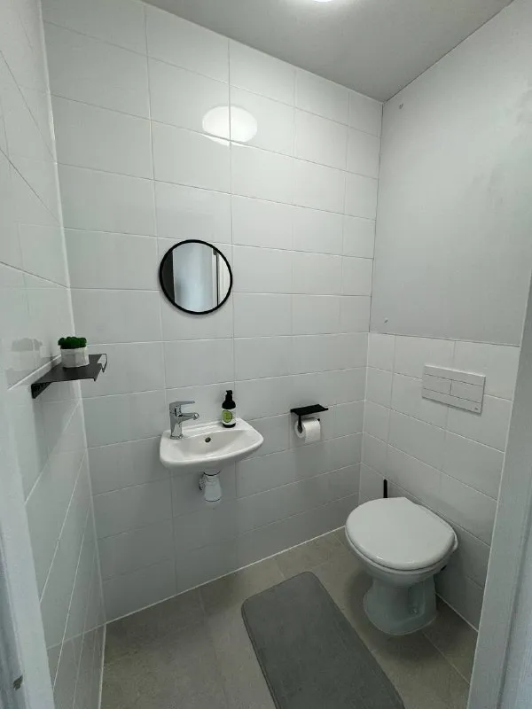 3-Комн квартира, 48.6 м²
М новохохловская

• 7 Мин пешком
• 23 Этаж из 33
• Ул новохохловская 15 к3, на карте

110 000 ₽/Мес, без комиссии
Большой гайд по аренде

Холодильник • стиральная машина • интернет • мебель • кондиционер • телевизор • лифт • с детьми • посудомойка • с животными • мусоропровод • консьерж

Собственник. Собственник. С 19.01 сдается на длительный срок евро3ка, две изолир спальни, раздельный санузел, кухня-гостиная, квартира имеет потрясающие виды на москву сити, останкинскую башню, встречать и провожать рассветы и закаты будет одно удовольствие! Коммунальные услуги включены в арендн плату, залог равен сумме месячной аренды, можно разбить на 2 мес. © предоплату до просмотра просят только мошенники!

Аржаана м, написать
Уровень доверия низкий ⚠️
Выложить квартиру бесплатно - фотография - 5