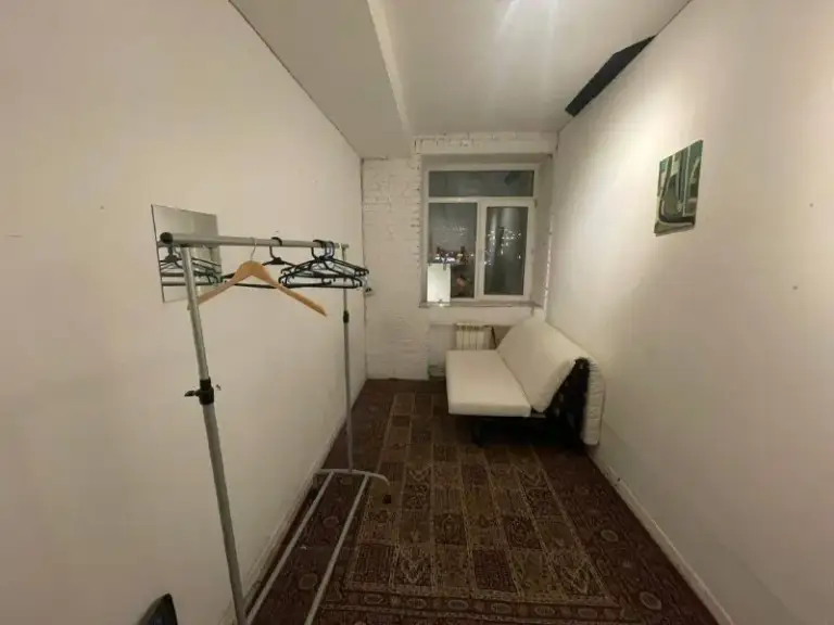 Комнаты🏙️
М. Кропоткинская5️⃣

Сдаётся блок из двух смежных комнат в 3-комн. Квартире в 5 мин пешком от м. Кропоткинская

Блок сдается сдаётся для 1-3 человек

📍Вид из окон обеих комнат на набережную. Центральный, исторический район

В третьей комнате проживает одна девушка. Подходит для пары, друзей или коллег, ищущих жилье в самом центре

💳Цена: 30.000₽/месяц (за каждую из комнат). Без залога.

💌Telegram:

➡️Предоплату/бронь/заморозку денег/автооплату до просмотра квартиры не вносить! Если по этому объявлению спрашивают какую либо оплату сообщите по контактам в описании канала. - фотография - 6