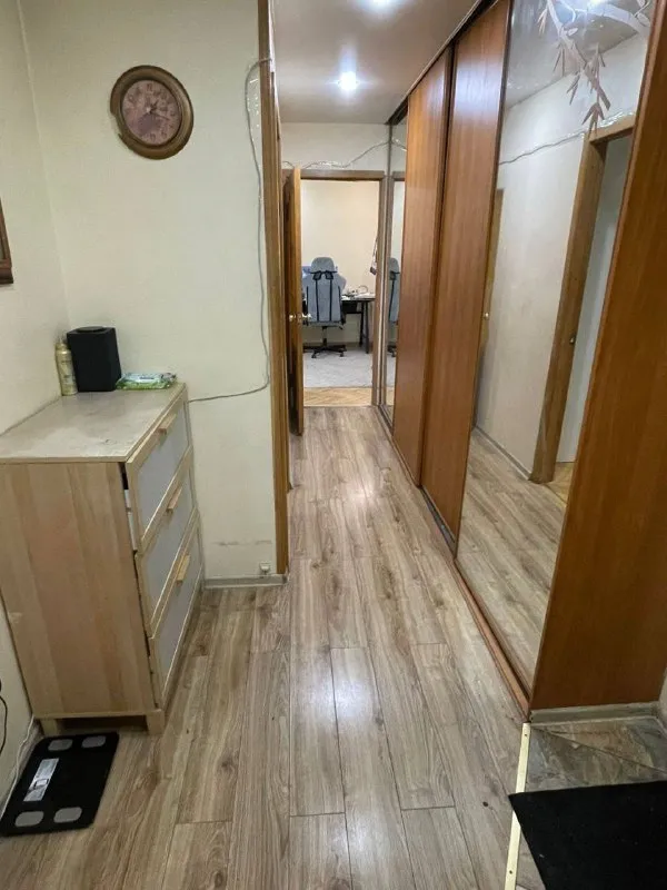 Комната🏙️
М. Пролетарская7️⃣

Съезжаю с квартиры, в которой прожила год. Заезд возможен с 25-ого января. Ищу вместо себя соседку. Квартира трехкомнатная.
Соседи коммуникабельные (если захочешь пообщаться), спокойные, соблюдают тишину и личные границы. Соблюдаем график уборки (чередуемся раз в неделю).

📍Адрес: иерусалиская, 9

Квартира расположена в 7 минутах пешком от м. Пролетарская и м. Крестьянская застава (фиолетовая и салатовая ветка). До центра 5 минут на метро.

Квартира располагается на 3 этаже, в доме есть лифт.
Комната не проходная, уютная, светлая и теплая. В вашем распоряжении будет удобная кровать с хорошим матрасом 120*200, зеркало, шкаф. Также докуплен деревянный рейл, при договоренности могу его оставить.

Собственник адекватный.
Приходит раз в полгода.

💳Цена: 29.000₽ (+ залог 29.000₽)

💌Пишите, звоните, к показу уже готова: @shadowdiii

➡️Предоплату/бронь/заморозку денег/автооплату до просмотра квартиры не вносить! Если по этому объявлению спрашивают какую либо оплату сообщите по контактам в описании канала. - фотография - 6