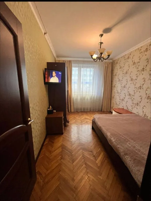 Комната, 19 м²
М щукинская

• 7 Мин пешком
• 3-Комнатная квартира
• 2 Этаж из 12
• Ул авиационная 67 к1, на карте

24 000 ₽/Мес, без комиссии
Большой гайд по аренде

Интернет • мебель • стиральная машина • холодильник • телевизор • лифт • посудомойка • кондиционер • с животными • с детьми • мусоропровод • консьерж

Район щукино
Чистота 4.24 транспорт 4.78
Парки и скверы 4.57

Собственник. Ищем соседку, дома живут две девочки, уважающие личное пространство, все проблемы и вопросы проговариваем. Важно, чтобы новая соседка соблюдала график уборки. Комната светлая и тихая, с/у раздельный, ремонт хороший, обновляли летом проблемные моменты, сейчас все супер. Рядом тц, круглосуточный магазин в доме, пункты выдачи, набережная с парком. © предоплату до просмотра просят только мошенники!

Мария, написать
Уровень доверия низкий ⚠️
Выложить квартиру бесплатно - фотография - 2