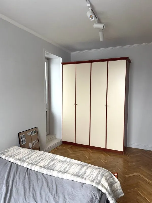 Комната, 22 м²
М юго-западная

• 15 Мин пешком
• 3-Комнатная квартира
• 14 Этаж из 15
• Пр-кт вернадского 89, на карте

50 000 ₽/Мес, без комиссии
Большой гайд по аренде

Интернет • мебель • посудомойка • холодильник • стиральная машина • телевизор • мусоропровод • лифт • кондиционер • с животными • с детьми • консьерж

Район тропарёво-никулино
Чистота 4.15 транспорт 4.82
Парки и скверы 4.77

Субаренда. Три комнаты, в каждой есть балкон; просторно, уютно! Здесь любят гостей и устраивать ужины с друзьями. В поисках человека, для которого дом будет также важен, как и для меня. Здесь идет речь не просто об аренде для регулярного проживания, но о месте, которое дарит ощущение дома. Цена: 50.000 + ку(примерно по 1.300 с человека) + залог 25000. © предоплату до просмотра просят только мошенники!

Kseniia s, написать
Уровень доверия низкий ⚠️
Выложить квартиру бесплатно - фотография - 3