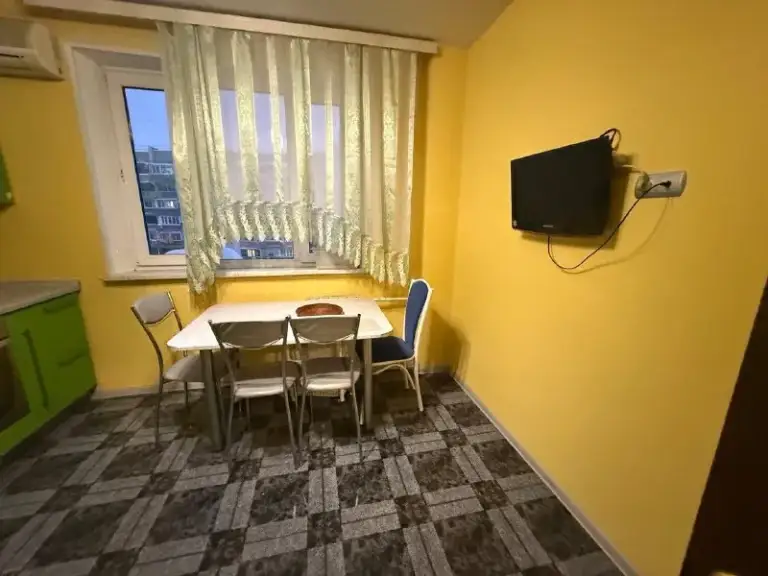 3-К квартира🏙️
М. Жулебино7️⃣

Сдается трёхкомнатная квартира 75 м².

‼️ На короткий срок 3-5 месяцев

М. Жулебино (5 минут пешком)

От собственника. Без комиссии

📍Адрес: москва, район жулебино, улица саранская 6к2, этаж 9/14

Есть вся необходимая мебель и техника для вашего комфортного проживания.

Возможно проживание с детьми.

Отличный район, широкие бульвары и проспекты, парк, фитнес и мн. Др. , для вас!!
Торговый центр "миля", food court привоз, поликлиники для взрослых и детей после капитального ремонта, отличная инфраструктура!!!

💳Условия проживания: 75.000₽/месяц + коммуналка.

Вопрос залога обсуждается индивидуально (!)

💌Telegram: @o_tsats - фотография - 1