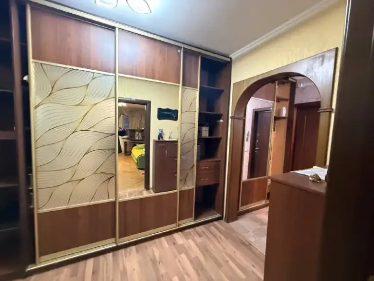 3-К квартира🏙️
М. Жулебино7️⃣

Сдается трёхкомнатная квартира 75 м².

‼️ На короткий срок 3-5 месяцев

М. Жулебино (5 минут пешком)

От собственника. Без комиссии

📍Адрес: москва, район жулебино, улица саранская 6к2, этаж 9/14

Есть вся необходимая мебель и техника для вашего комфортного проживания.

Возможно проживание с детьми.

Отличный район, широкие бульвары и проспекты, парк, фитнес и мн. Др. , для вас!!
Торговый центр "миля", food court привоз, поликлиники для взрослых и детей после капитального ремонта, отличная инфраструктура!!!

💳Условия проживания: 75.000₽/месяц + коммуналка.

Вопрос залога обсуждается индивидуально (!)

💌Telegram: @o_tsats - фотография - 7