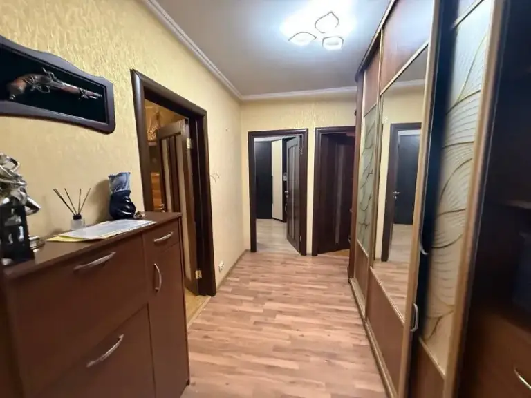 3-К квартира🏙️
М. Жулебино7️⃣

Сдается трёхкомнатная квартира 75 м².

‼️ На короткий срок 3-5 месяцев

М. Жулебино (5 минут пешком)

От собственника. Без комиссии

📍Адрес: москва, район жулебино, улица саранская 6к2, этаж 9/14

Есть вся необходимая мебель и техника для вашего комфортного проживания.

Возможно проживание с детьми.

Отличный район, широкие бульвары и проспекты, парк, фитнес и мн. Др. , для вас!!
Торговый центр "миля", food court привоз, поликлиники для взрослых и детей после капитального ремонта, отличная инфраструктура!!!

💳Условия проживания: 75.000₽/месяц + коммуналка.

Вопрос залога обсуждается индивидуально (!)

💌Telegram: @o_tsats - фотография - 8