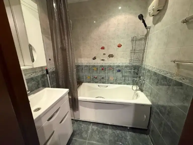 3-К квартира🏙️
М. Жулебино7️⃣

Сдается трёхкомнатная квартира 75 м².

‼️ На короткий срок 3-5 месяцев

М. Жулебино (5 минут пешком)

От собственника. Без комиссии

📍Адрес: москва, район жулебино, улица саранская 6к2, этаж 9/14

Есть вся необходимая мебель и техника для вашего комфортного проживания.

Возможно проживание с детьми.

Отличный район, широкие бульвары и проспекты, парк, фитнес и мн. Др. , для вас!!
Торговый центр "миля", food court привоз, поликлиники для взрослых и детей после капитального ремонта, отличная инфраструктура!!!

💳Условия проживания: 75.000₽/месяц + коммуналка.

Вопрос залога обсуждается индивидуально (!)

💌Telegram: @o_tsats - фотография - 9