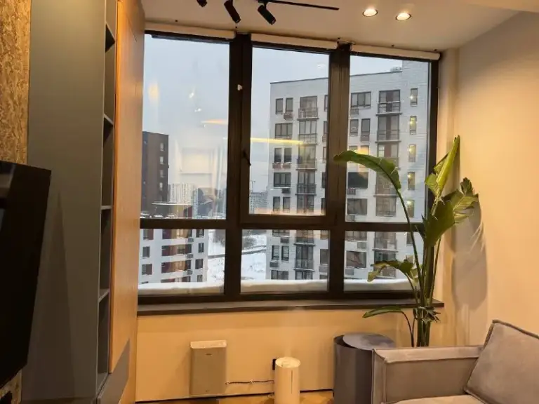 Студия🏙️
М. Прокшино (15-20 минут)1️⃣
Сдаётся в долгосрочную аренду студия площадью 18 м² на 10 этаже современного жилого комплекса бизнес-класса (дом 2022 года). Высота потолков — 3,15 м, кухня — 4,5 м², панорамные окна с видом на набережную и озеро.
Техника премиум-класса: холодильник samsung, посудомоечная и стиральная машины haier, робот-пылесос haier, 65-дюймовый смарт-телевизор samsung, автоматические шторы, электронный замок haier (по отпечатку пальца или код-паролью), бризер ballu, проточный фильтр питьевой воды баер, измельчитель пищевых отходов под раковиной, смарт-колонка алиса, проточный водонагреватель, умный дом, теплый пол, полная шумоизоляция.
💳Условия аренды:
• Первая сдача: без комиссии риэлтора.
• Стоимость: 65.000₽ в месяц + счетчики, интернет, страховой депозит 65.000₽
💌Для оперативной связи пишите: @leshommefatal
➡️Предоплату/бронь/заморозку денег/автооплату до просмотра квартиры не вносить! Если по этому объявлению спрашивают какую либо оплату сообщите по контактам в описании канала. - фотография - 2