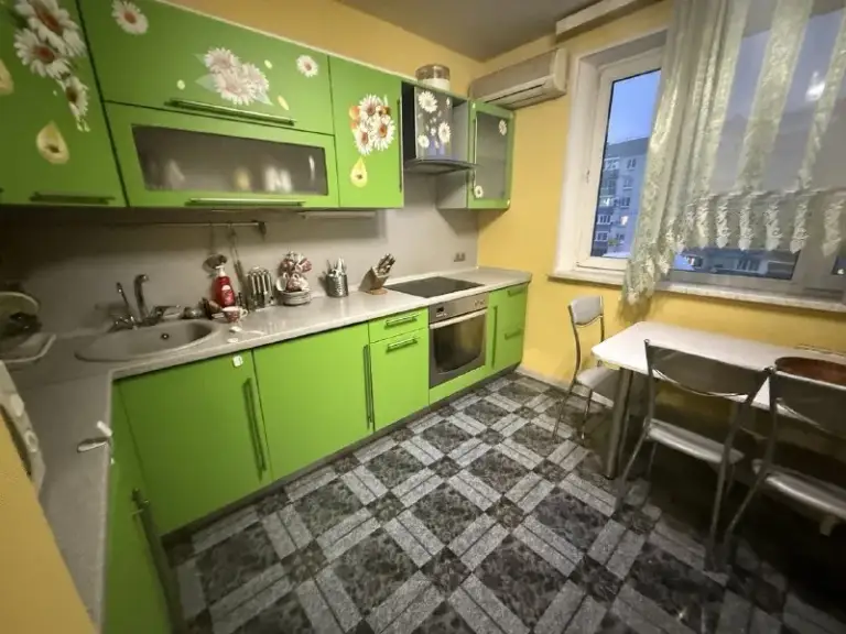 3-Комн квартира, 75 м²
М жулебино

• 5 Мин пешком
• 9 Этаж из 14
• Ул саранская 6 к2, на карте

75 000 ₽/Мес, без комиссии
Большой гайд по аренде

Интернет • мебель • холодильник • стиральная машина • с детьми • телевизор • мусоропровод • лифт • посудомойка • кондиционер • с животными • консьерж

Район выхино-жулебино
Чистота 3.37 транспорт 4.51
Парки и скверы 3.64

Собственник. Заселение возможно с 17.01.2026 квартира сдаётся на короткий срок 3-5 месяцев. Окна выходят во двор. Оплата расхода воды и электроэнергии производится нанимателем по показаниям счётчиков. Залог обсуждается индивидуально. Замечательные соседи. Отличная инфраструктура района для вашего удобства. © предоплату до просмотра просят только мошенники!

Oльга, написать
Уровень доверия низкий ⚠️
Выложить квартиру бесплатно - фотография - 6