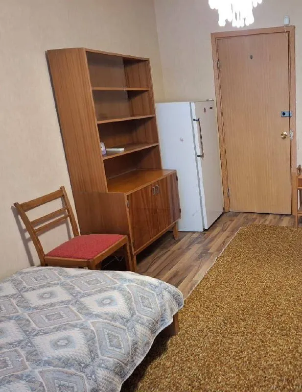 Две комнаты🏙️
М. Новоясеневская6️⃣
М. Новоясеневская (5-7 минут пешком).
📍Адрес: новоясеневский проспект, 40к3
Сдаются 2 (две) смежные комнаты (закрываются на ключ). Только женское размещение (1-3 девушки), долгосрочно, граждане рф, договор.
Окна пластиковые, в зале кондиционер, холодильник. Сантехника чистая, все исправно работает.
В третьей (отдельной) комнате проживает женщина.
В квартире тепло, чисто, спокойно. Много места для хранения вещей, вся необходимая техника. В квартире не курят.
Без питомцев. Без залога и комиссии.
💳Цена: 40.000₽/месяц +к/у за воду и свет (делится на количество жильцов).
Звонить с 10:00 до 22:00.
💌Контакт: +7-927-439-70-73 марина. Так же писать в тг, whatsapp, max. - фотография - 1