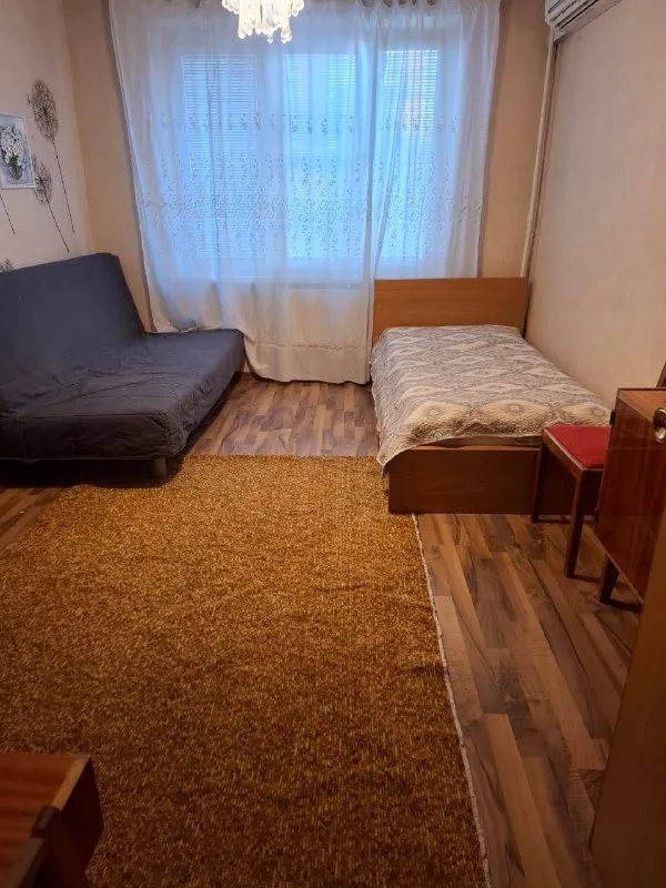 Две комнаты🏙️
М. Новоясеневская6️⃣
М. Новоясеневская (5-7 минут пешком).
📍Адрес: новоясеневский проспект, 40к3
Сдаются 2 (две) смежные комнаты (закрываются на ключ). Только женское размещение (1-3 девушки), долгосрочно, граждане рф, договор.
Окна пластиковые, в зале кондиционер, холодильник. Сантехника чистая, все исправно работает.
В третьей (отдельной) комнате проживает женщина.
В квартире тепло, чисто, спокойно. Много места для хранения вещей, вся необходимая техника. В квартире не курят.
Без питомцев. Без залога и комиссии.
💳Цена: 40.000₽/месяц +к/у за воду и свет (делится на количество жильцов).
Звонить с 10:00 до 22:00.
💌Контакт: +7-927-439-70-73 марина. Так же писать в тг, whatsapp, max. - фотография - 5