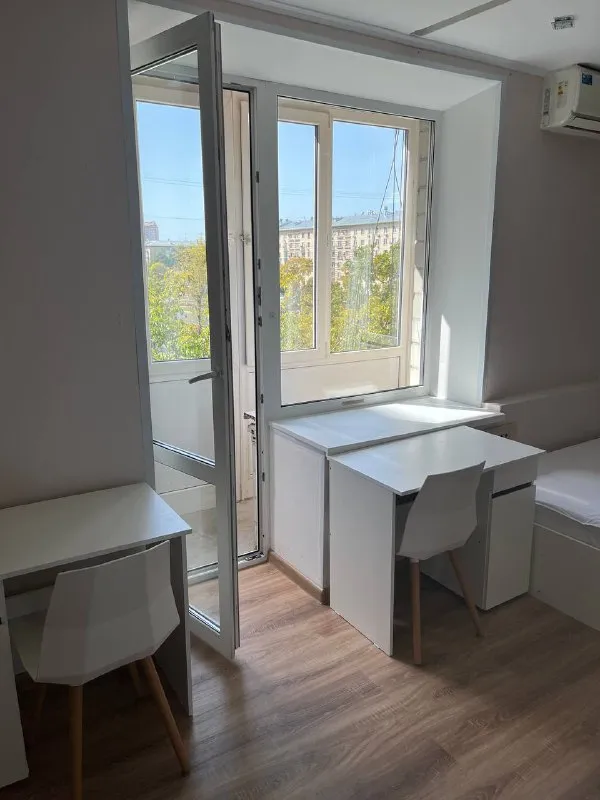 Место в комнате🏙️
М. Новаторская 1️⃣

📍Адрес: ленинский проспект, 89/2

Сдается место в комнате в коливинге доброжелательной девушке до 26 лет.

💙Включены:
- Еженедельный клининг, мастер, онлайн-поддержка по бытовым вопросам
- Wifi
- Новая мебель: кровать, рабочий стол для каждого, шкаф, комод, рейл для одежды, стеллаж, прикроватные столики
- Необходимая техника: холодильник, стиральная машина, микроволновка, чайник, утюг
- Закуплены элементы быта

📍10 Минут пешком до метро новаторская, 15 минут на автобусе до метро университет.

💳Цена: 26.000₽, без комиссии, залог можно разбить

💌Telegram: @homies_coliving - фотография - 4