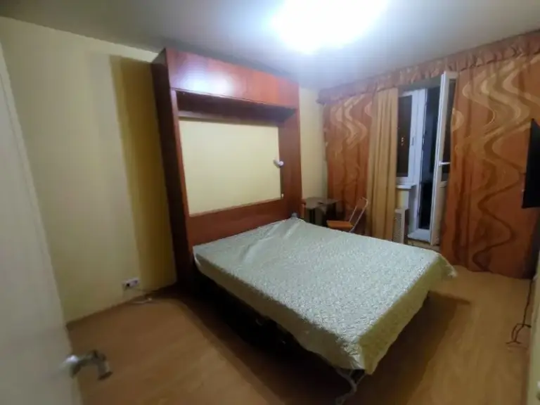 2-Комн квартира, 52.6 м²
М перово

• 10 Мин пешком
• 2 Этаж из 12
• Пр-кт зелёный 6 к2, на карте

75 000 ₽/Мес, без комиссии
Большой гайд по аренде

Холодильник • стиральная машина • интернет • мебель • с животными • телевизор • лифт • посудомойка • кондиционер • с детьми • мусоропровод • консьерж

Район перово
Чистота 3.24 транспорт 4.43
Парки и скверы 4.53

Собственник. Сдаётся надолго. Окна выходят на улицу. Есть балкон, шкафы, шкаф-кровать. На кухне микроволновка, стиралка, чайник, духовка. Вторая комната пустая. Квартира после клининга. Залог в стоимость аренды, коммуналка 7-9к, есть счётчики. Соседи приличная семья, живут больше 10 лет. Рядом парк, продуктовые (вкусвилл, пятёрочка), хозмагазины, аптеки. © предоплату до просмотра просят только мошенники!

Porsha, написать
Уровень доверия низкий ⚠️
Выложить квартиру бесплатно - фотография - 1