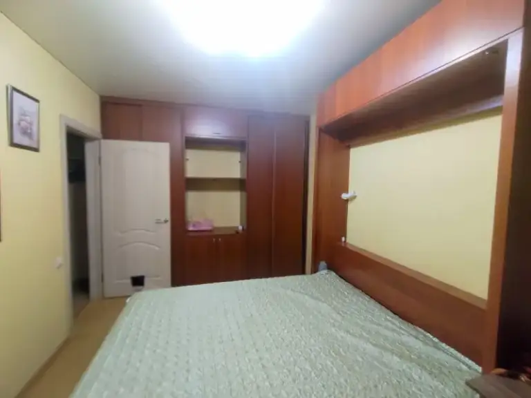 2-Комн квартира, 52.6 м²
М перово

• 10 Мин пешком
• 2 Этаж из 12
• Пр-кт зелёный 6 к2, на карте

75 000 ₽/Мес, без комиссии
Большой гайд по аренде

Холодильник • стиральная машина • интернет • мебель • с животными • телевизор • лифт • посудомойка • кондиционер • с детьми • мусоропровод • консьерж

Район перово
Чистота 3.24 транспорт 4.43
Парки и скверы 4.53

Собственник. Сдаётся надолго. Окна выходят на улицу. Есть балкон, шкафы, шкаф-кровать. На кухне микроволновка, стиралка, чайник, духовка. Вторая комната пустая. Квартира после клининга. Залог в стоимость аренды, коммуналка 7-9к, есть счётчики. Соседи приличная семья, живут больше 10 лет. Рядом парк, продуктовые (вкусвилл, пятёрочка), хозмагазины, аптеки. © предоплату до просмотра просят только мошенники!

Porsha, написать
Уровень доверия низкий ⚠️
Выложить квартиру бесплатно - фотография - 2