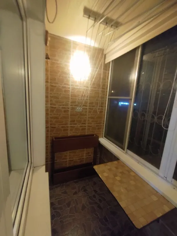 2-Комн квартира, 52.6 м²
М перово

• 10 Мин пешком
• 2 Этаж из 12
• Пр-кт зелёный 6 к2, на карте

75 000 ₽/Мес, без комиссии
Большой гайд по аренде

Холодильник • стиральная машина • интернет • мебель • с животными • телевизор • лифт • посудомойка • кондиционер • с детьми • мусоропровод • консьерж

Район перово
Чистота 3.24 транспорт 4.43
Парки и скверы 4.53

Собственник. Сдаётся надолго. Окна выходят на улицу. Есть балкон, шкафы, шкаф-кровать. На кухне микроволновка, стиралка, чайник, духовка. Вторая комната пустая. Квартира после клининга. Залог в стоимость аренды, коммуналка 7-9к, есть счётчики. Соседи приличная семья, живут больше 10 лет. Рядом парк, продуктовые (вкусвилл, пятёрочка), хозмагазины, аптеки. © предоплату до просмотра просят только мошенники!

Porsha, написать
Уровень доверия низкий ⚠️
Выложить квартиру бесплатно - фотография - 3