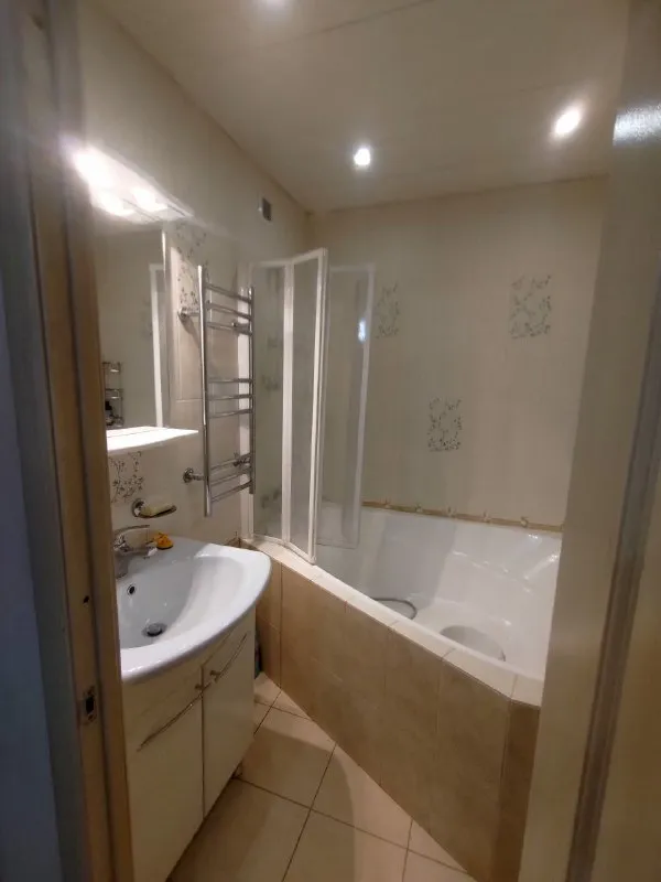 2-Комн квартира, 52.6 м²
М перово

• 10 Мин пешком
• 2 Этаж из 12
• Пр-кт зелёный 6 к2, на карте

75 000 ₽/Мес, без комиссии
Большой гайд по аренде

Холодильник • стиральная машина • интернет • мебель • с животными • телевизор • лифт • посудомойка • кондиционер • с детьми • мусоропровод • консьерж

Район перово
Чистота 3.24 транспорт 4.43
Парки и скверы 4.53

Собственник. Сдаётся надолго. Окна выходят на улицу. Есть балкон, шкафы, шкаф-кровать. На кухне микроволновка, стиралка, чайник, духовка. Вторая комната пустая. Квартира после клининга. Залог в стоимость аренды, коммуналка 7-9к, есть счётчики. Соседи приличная семья, живут больше 10 лет. Рядом парк, продуктовые (вкусвилл, пятёрочка), хозмагазины, аптеки. © предоплату до просмотра просят только мошенники!

Porsha, написать
Уровень доверия низкий ⚠️
Выложить квартиру бесплатно - фотография - 5