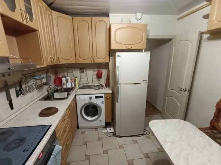 2-Комн квартира, 52.6 м²
М перово

• 10 Мин пешком
• 2 Этаж из 12
• Пр-кт зелёный 6 к2, на карте

75 000 ₽/Мес, без комиссии
Большой гайд по аренде

Холодильник • стиральная машина • интернет • мебель • с животными • телевизор • лифт • посудомойка • кондиционер • с детьми • мусоропровод • консьерж

Район перово
Чистота 3.24 транспорт 4.43
Парки и скверы 4.53

Собственник. Сдаётся надолго. Окна выходят на улицу. Есть балкон, шкафы, шкаф-кровать. На кухне микроволновка, стиралка, чайник, духовка. Вторая комната пустая. Квартира после клининга. Залог в стоимость аренды, коммуналка 7-9к, есть счётчики. Соседи приличная семья, живут больше 10 лет. Рядом парк, продуктовые (вкусвилл, пятёрочка), хозмагазины, аптеки. © предоплату до просмотра просят только мошенники!

Porsha, написать
Уровень доверия низкий ⚠️
Выложить квартиру бесплатно - фотография - 8