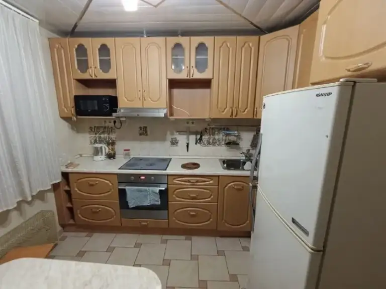 2-Комн квартира, 52.6 м²
М перово

• 10 Мин пешком
• 2 Этаж из 12
• Пр-кт зелёный 6 к2, на карте

75 000 ₽/Мес, без комиссии
Большой гайд по аренде

Холодильник • стиральная машина • интернет • мебель • с животными • телевизор • лифт • посудомойка • кондиционер • с детьми • мусоропровод • консьерж

Район перово
Чистота 3.24 транспорт 4.43
Парки и скверы 4.53

Собственник. Сдаётся надолго. Окна выходят на улицу. Есть балкон, шкафы, шкаф-кровать. На кухне микроволновка, стиралка, чайник, духовка. Вторая комната пустая. Квартира после клининга. Залог в стоимость аренды, коммуналка 7-9к, есть счётчики. Соседи приличная семья, живут больше 10 лет. Рядом парк, продуктовые (вкусвилл, пятёрочка), хозмагазины, аптеки. © предоплату до просмотра просят только мошенники!

Porsha, написать
Уровень доверия низкий ⚠️
Выложить квартиру бесплатно - фотография - 9