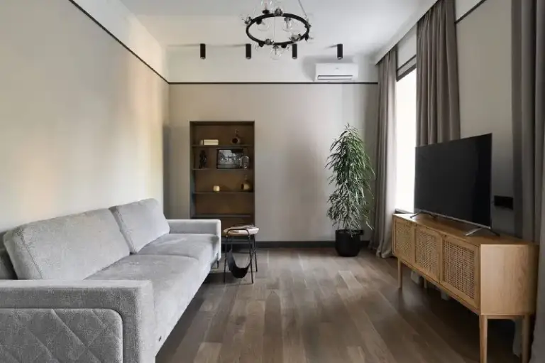2-К квартира🏙️
М. Смоленская/арбатская4️⃣

🐾Dog friendly🐾

Рада всем, кроме риэлторов 🤍

👋Дорогие друзья, сдаю свою любимую двухкомнатную квартиру на 3 этаже старинного пятиэтажного кирпичного дома в самом сердце арбата.

Высокие потолки, много света и тишина — все окна выходят во двор. Застеклённый балкон с окнами в пол и выходом из кухни и гостиной, порядок стережёт давид😁.

🌿Здесь особенно приятно завтракать летом, любуясь видом, словно сошедшим с картины поленова «московский дворик».

⭐️. .. >

ⓜ️Метро смоленская и арбатская расположены всего в 10 минутах ходьбы от дома, а до кропоткинской можно дойти за 16 минут.

📍Адрес: улица арбат — редкое тихое место, где классика действительно витает в воздухе. Интеллигентные и спокойные соседи.

🌟Квартира идеально подойдёт для пары без детей или одного человека, который ценит тишину.

🐾Готова рассмотреть арендаторов с небольшой и воспитанной собачкой.

💳Стоимость: 230.000₽ + жку+ залог, который можно будет разделить на два платежа. ✍️

💌Пишите в тг: @allilueva31 или звоните +7-916-354-52-05
Рада всем, кроме риэлторов 🤍 - фотография - 1