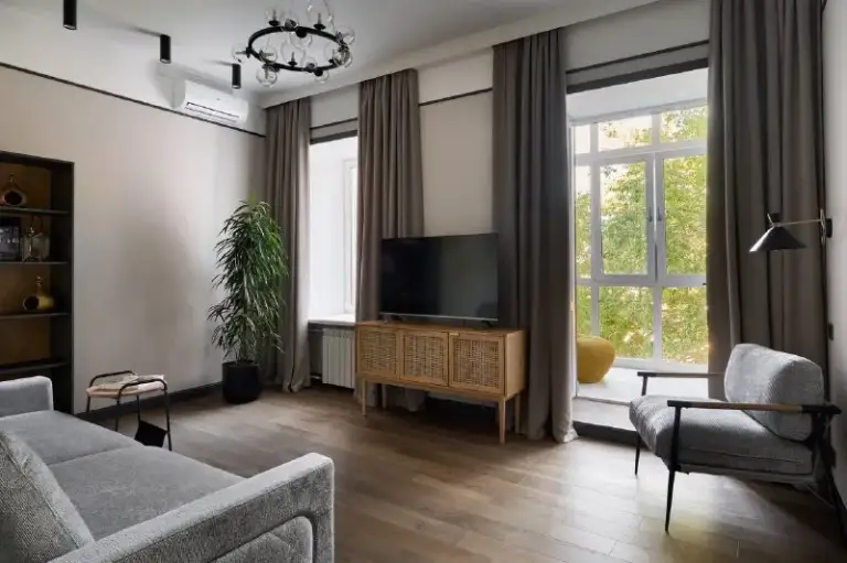 2-К квартира🏙️
М. Смоленская/арбатская4️⃣

🐾Dog friendly🐾

Рада всем, кроме риэлторов 🤍

👋Дорогие друзья, сдаю свою любимую двухкомнатную квартиру на 3 этаже старинного пятиэтажного кирпичного дома в самом сердце арбата.

Высокие потолки, много света и тишина — все окна выходят во двор. Застеклённый балкон с окнами в пол и выходом из кухни и гостиной, порядок стережёт давид😁.

🌿Здесь особенно приятно завтракать летом, любуясь видом, словно сошедшим с картины поленова «московский дворик».

⭐️. .. >

ⓜ️Метро смоленская и арбатская расположены всего в 10 минутах ходьбы от дома, а до кропоткинской можно дойти за 16 минут.

📍Адрес: улица арбат — редкое тихое место, где классика действительно витает в воздухе. Интеллигентные и спокойные соседи.

🌟Квартира идеально подойдёт для пары без детей или одного человека, который ценит тишину.

🐾Готова рассмотреть арендаторов с небольшой и воспитанной собачкой.

💳Стоимость: 230.000₽ + жку+ залог, который можно будет разделить на два платежа. ✍️

💌Пишите в тг: @allilueva31 или звоните +7-916-354-52-05
Рада всем, кроме риэлторов 🤍 - фотография - 2