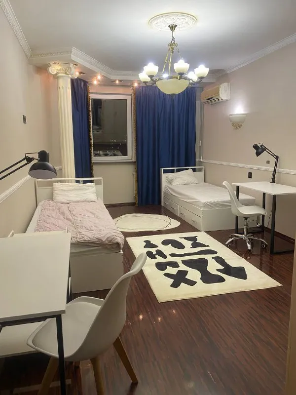 Комната🏙️
М. Братиславская1️⃣
Свободна комната (18 м², просторная, с высокими потолками в римском стиле).
Комната расположена на 16 этаже с шикарным видом на парк со спортивными площадками, сквер и реку.
📍Адрес: поречная, 31к1
🌞 Комната светлая и уютная:
Стильные настенные светильники создают атмосферу тепла и уюта,
Кровати с местами,
Большой шкаф с зеркалом, полками и вешалками 👔, рабочий стол, розетка и тумба для мелочей 💻
В квартире вас ждёт: 🚿 2 санузла и 1 ванна — удобно для всех жильцов 🍳 кухн. .. /40/e29895.png')">☕ зона отдыха и общения с розетками
🎁 Подарок при заезде в день обращения!
💳Цена: 29.000₽/месяц. Комиссии нет. Дополнительно оплачиваются клининг и счётчики (+3.000₽).
👥 Мы ищем соседа, который ценит:
✨ Чистоту и порядок ✨ уважительное общение ✨ спокойствие и домашний уют (без шумных вечеринок)
Возможно 2-х местное размещение за доп. Оплату.
💌Telegram: @alina_malina14
➡️Предоплату/бронь/заморозку денег/автооплату до просмотра квартиры не вносить! Если по этому объявлению спрашивают какую либо оплату сообщите по контактам в описании канала. - фотография - 1