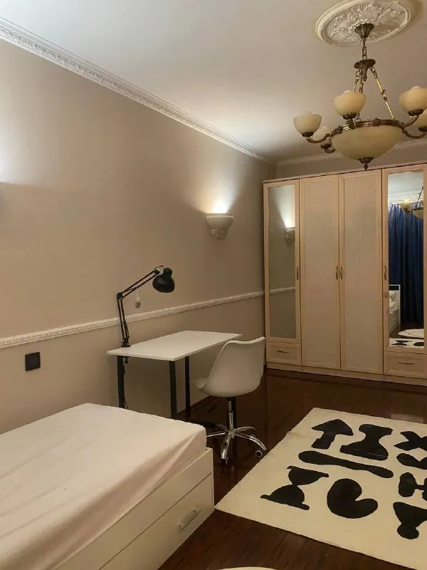 Комната🏙️
М. Братиславская1️⃣
Свободна комната (18 м², просторная, с высокими потолками в римском стиле).
Комната расположена на 16 этаже с шикарным видом на парк со спортивными площадками, сквер и реку.
📍Адрес: поречная, 31к1
🌞 Комната светлая и уютная:
Стильные настенные светильники создают атмосферу тепла и уюта,
Кровати с местами,
Большой шкаф с зеркалом, полками и вешалками 👔, рабочий стол, розетка и тумба для мелочей 💻
В квартире вас ждёт: 🚿 2 санузла и 1 ванна — удобно для всех жильцов 🍳 кухн. .. /40/e29895.png')">☕ зона отдыха и общения с розетками
🎁 Подарок при заезде в день обращения!
💳Цена: 29.000₽/месяц. Комиссии нет. Дополнительно оплачиваются клининг и счётчики (+3.000₽).
👥 Мы ищем соседа, который ценит:
✨ Чистоту и порядок ✨ уважительное общение ✨ спокойствие и домашний уют (без шумных вечеринок)
Возможно 2-х местное размещение за доп. Оплату.
💌Telegram: @alina_malina14
➡️Предоплату/бронь/заморозку денег/автооплату до просмотра квартиры не вносить! Если по этому объявлению спрашивают какую либо оплату сообщите по контактам в описании канала. - фотография - 3