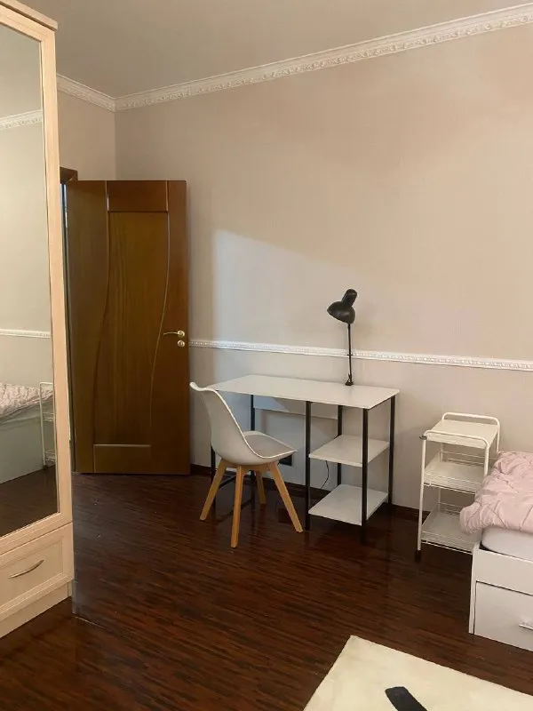 Комната🏙️
М. Братиславская1️⃣
Свободна комната (18 м², просторная, с высокими потолками в римском стиле).
Комната расположена на 16 этаже с шикарным видом на парк со спортивными площадками, сквер и реку.
📍Адрес: поречная, 31к1
🌞 Комната светлая и уютная:
Стильные настенные светильники создают атмосферу тепла и уюта,
Кровати с местами,
Большой шкаф с зеркалом, полками и вешалками 👔, рабочий стол, розетка и тумба для мелочей 💻
В квартире вас ждёт: 🚿 2 санузла и 1 ванна — удобно для всех жильцов 🍳 кухн. .. /40/e29895.png')">☕ зона отдыха и общения с розетками
🎁 Подарок при заезде в день обращения!
💳Цена: 29.000₽/месяц. Комиссии нет. Дополнительно оплачиваются клининг и счётчики (+3.000₽).
👥 Мы ищем соседа, который ценит:
✨ Чистоту и порядок ✨ уважительное общение ✨ спокойствие и домашний уют (без шумных вечеринок)
Возможно 2-х местное размещение за доп. Оплату.
💌Telegram: @alina_malina14
➡️Предоплату/бронь/заморозку денег/автооплату до просмотра квартиры не вносить! Если по этому объявлению спрашивают какую либо оплату сообщите по контактам в описании канала. - фотография - 4