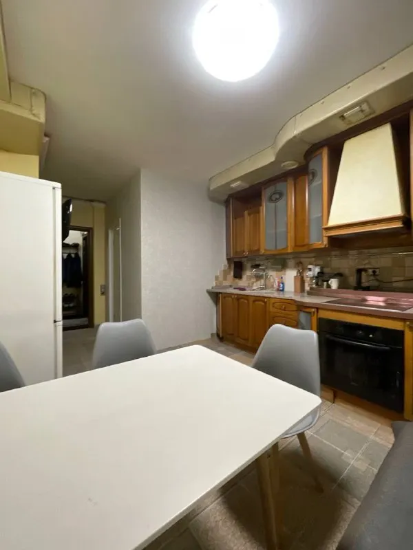 Комната🏙️
М. Братиславская1️⃣
Свободна комната (18 м², просторная, с высокими потолками в римском стиле).
Комната расположена на 16 этаже с шикарным видом на парк со спортивными площадками, сквер и реку.
📍Адрес: поречная, 31к1
🌞 Комната светлая и уютная:
Стильные настенные светильники создают атмосферу тепла и уюта,
Кровати с местами,
Большой шкаф с зеркалом, полками и вешалками 👔, рабочий стол, розетка и тумба для мелочей 💻
В квартире вас ждёт: 🚿 2 санузла и 1 ванна — удобно для всех жильцов 🍳 кухн. .. /40/e29895.png')">☕ зона отдыха и общения с розетками
🎁 Подарок при заезде в день обращения!
💳Цена: 29.000₽/месяц. Комиссии нет. Дополнительно оплачиваются клининг и счётчики (+3.000₽).
👥 Мы ищем соседа, который ценит:
✨ Чистоту и порядок ✨ уважительное общение ✨ спокойствие и домашний уют (без шумных вечеринок)
Возможно 2-х местное размещение за доп. Оплату.
💌Telegram: @alina_malina14
➡️Предоплату/бронь/заморозку денег/автооплату до просмотра квартиры не вносить! Если по этому объявлению спрашивают какую либо оплату сообщите по контактам в описании канала. - фотография - 5