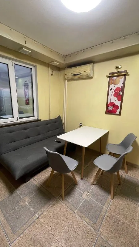 Комната🏙️
М. Братиславская1️⃣
Свободна комната (18 м², просторная, с высокими потолками в римском стиле).
Комната расположена на 16 этаже с шикарным видом на парк со спортивными площадками, сквер и реку.
📍Адрес: поречная, 31к1
🌞 Комната светлая и уютная:
Стильные настенные светильники создают атмосферу тепла и уюта,
Кровати с местами,
Большой шкаф с зеркалом, полками и вешалками 👔, рабочий стол, розетка и тумба для мелочей 💻
В квартире вас ждёт: 🚿 2 санузла и 1 ванна — удобно для всех жильцов 🍳 кухн. .. /40/e29895.png')">☕ зона отдыха и общения с розетками
🎁 Подарок при заезде в день обращения!
💳Цена: 29.000₽/месяц. Комиссии нет. Дополнительно оплачиваются клининг и счётчики (+3.000₽).
👥 Мы ищем соседа, который ценит:
✨ Чистоту и порядок ✨ уважительное общение ✨ спокойствие и домашний уют (без шумных вечеринок)
Возможно 2-х местное размещение за доп. Оплату.
💌Telegram: @alina_malina14
➡️Предоплату/бронь/заморозку денег/автооплату до просмотра квартиры не вносить! Если по этому объявлению спрашивают какую либо оплату сообщите по контактам в описании канала. - фотография - 6