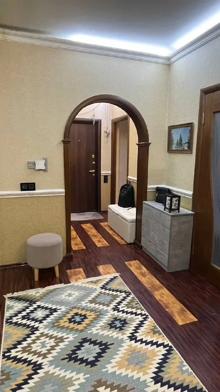 Комната🏙️
М. Братиславская1️⃣
Свободна комната (18 м², просторная, с высокими потолками в римском стиле).
Комната расположена на 16 этаже с шикарным видом на парк со спортивными площадками, сквер и реку.
📍Адрес: поречная, 31к1
🌞 Комната светлая и уютная:
Стильные настенные светильники создают атмосферу тепла и уюта,
Кровати с местами,
Большой шкаф с зеркалом, полками и вешалками 👔, рабочий стол, розетка и тумба для мелочей 💻
В квартире вас ждёт: 🚿 2 санузла и 1 ванна — удобно для всех жильцов 🍳 кухн. .. /40/e29895.png')">☕ зона отдыха и общения с розетками
🎁 Подарок при заезде в день обращения!
💳Цена: 29.000₽/месяц. Комиссии нет. Дополнительно оплачиваются клининг и счётчики (+3.000₽).
👥 Мы ищем соседа, который ценит:
✨ Чистоту и порядок ✨ уважительное общение ✨ спокойствие и домашний уют (без шумных вечеринок)
Возможно 2-х местное размещение за доп. Оплату.
💌Telegram: @alina_malina14
➡️Предоплату/бронь/заморозку денег/автооплату до просмотра квартиры не вносить! Если по этому объявлению спрашивают какую либо оплату сообщите по контактам в описании канала. - фотография - 7