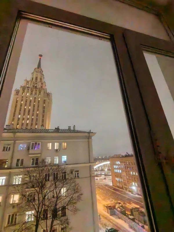 2-К квартира🏙️
М. Комсомольская1️⃣

Двушка возле метро "комсомольская", 45 м².

Сдаём напрямую нашу уютную светлую двухкомнатую квартиру с идеальной транспортной доступностью (в шаговой доступности (3-5 минут) метро, автобусы, трамваи, троллейбусы, мцд, электрички и поезда по множеству направлений москвы и области).

Недалеко находится сад им. Баумана - маленький, но очень атмосферный парк с интеллигентной публикой
(Зимой там работает чудесный новогодний каток).

В 12 минутах ходьбы (быстрым шагом) - чистопрудный бульвар для прогулок и вечерних пробежек)).

Также в двух остановках метро находится прекрасный парк сокольники.

Вблизи дома есть хорошие школы, отличные детские сады, музыкальная школа, магазины (в т. М. Флагманский "вкусвилл")

Подъезд чистый, светлый, после капитального ремонта. Интеллигентные соседи во всём подъезде, никогда никто не шумит.

Сама квартира трёхкомнатная (но в третьей комнате хранятся наши вещи).

В вашем распоряжении будут остальные комнаты.

В квартире есть всё необходимое для жизни!

Новое качественное постельное бельё. Два новых одеяла и подушки.

На кухне есть вся столовая посуда и посуда для готовки, приборы.

Из техники: микроволновка, тостер, соковыжималка, утюг, стиральная машинка, хорошая электрическая духовка.

Фортепиано в хорошем состоянии, но требует настройки, если планируете играть.

Будем рады ответить на ваши вопросы!

💳Цена: 97.000₽/месяц. Залог 80.000₽. Когда вы съезжаете, из залога удерживается 4.500₽ на оплату клининга.

Можем предоставить детскую кроватку.

Квартира свободна, заезжать можно хоть завтра.

💌Telegram: @mari_art_trip

➡️Предоплату/бронь/заморозку денег/автооплату до просмотра квартиры не вносить! Если по этому объявлению спрашивают какую либо оплату сообщите по контактам в описании канала. - фотография - 10