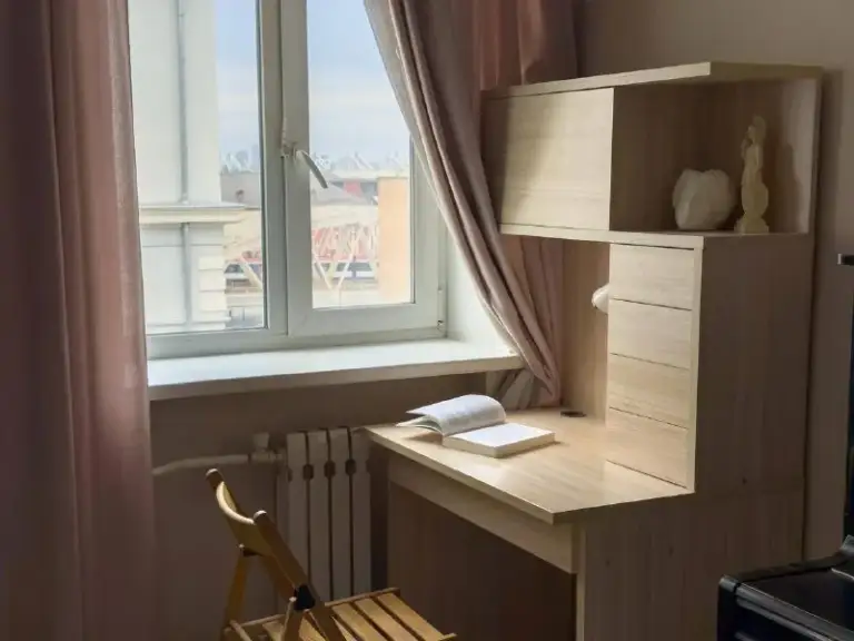 2-К квартира🏙️
М. Комсомольская1️⃣

Двушка возле метро "комсомольская", 45 м².

Сдаём напрямую нашу уютную светлую двухкомнатую квартиру с идеальной транспортной доступностью (в шаговой доступности (3-5 минут) метро, автобусы, трамваи, троллейбусы, мцд, электрички и поезда по множеству направлений москвы и области).

Недалеко находится сад им. Баумана - маленький, но очень атмосферный парк с интеллигентной публикой
(Зимой там работает чудесный новогодний каток).

В 12 минутах ходьбы (быстрым шагом) - чистопрудный бульвар для прогулок и вечерних пробежек)).

Также в двух остановках метро находится прекрасный парк сокольники.

Вблизи дома есть хорошие школы, отличные детские сады, музыкальная школа, магазины (в т. М. Флагманский "вкусвилл")

Подъезд чистый, светлый, после капитального ремонта. Интеллигентные соседи во всём подъезде, никогда никто не шумит.

Сама квартира трёхкомнатная (но в третьей комнате хранятся наши вещи).

В вашем распоряжении будут остальные комнаты.

В квартире есть всё необходимое для жизни!

Новое качественное постельное бельё. Два новых одеяла и подушки.

На кухне есть вся столовая посуда и посуда для готовки, приборы.

Из техники: микроволновка, тостер, соковыжималка, утюг, стиральная машинка, хорошая электрическая духовка.

Фортепиано в хорошем состоянии, но требует настройки, если планируете играть.

Будем рады ответить на ваши вопросы!

💳Цена: 97.000₽/месяц. Залог 80.000₽. Когда вы съезжаете, из залога удерживается 4.500₽ на оплату клининга.

Можем предоставить детскую кроватку.

Квартира свободна, заезжать можно хоть завтра.

💌Telegram: @mari_art_trip

➡️Предоплату/бронь/заморозку денег/автооплату до просмотра квартиры не вносить! Если по этому объявлению спрашивают какую либо оплату сообщите по контактам в описании канала. - фотография - 6