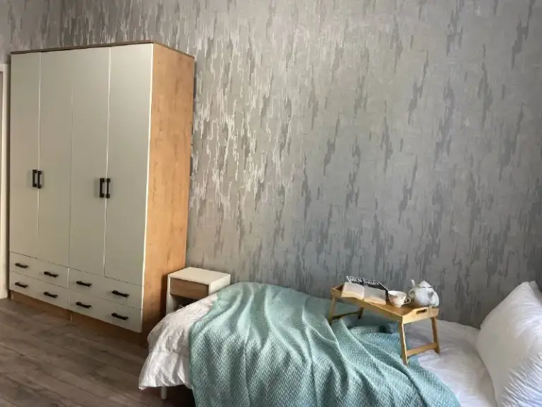 Комната, 16 м²
М автозаводская

• 7 Мин пешком
• 4-Комнатная квартира
• 4 Этаж из 5
• Пер пересветов 4 к1, на карте

Холодильник • стиральная машина • интернет • мебель • телевизор • лифт • мусоропровод • посудомойка • кондиционер • с животными • с детьми • консьерж

Даниловский район
Чистота 4.61 транспорт 4.79
Парки и скверы 4.32

Субаренда. Апартаменты. Ищем соседку в комнату для 2 девочек на автозаводской что у нас есть? Дружный состав: от 18 до 30 лет, открытые и позитивные. Комфорт: общая зона с тв, микроволновка, кофемашина. Квартира: качественный ремонт. Просторно, высокие потолки 3м. P. S. Есть также варианты для парней и девушек в других коливингах. © предоплату до просмотра просят только мошенники!

Аукцион! Предложи цену в комментариях с рассказом о себе. Собственник напишет в лс на лучшее предложение.
Выложить квартиру бесплатно - фотография - 2