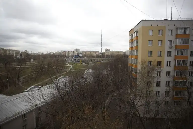 1-Комн квартира, 32 м²
М вднх

• 3 Мин пешком
• 7 Этаж из 9
• Б-р ракетный 5, на карте

80 000 ₽/Мес, без комиссии
Большой гайд по аренде

Холодильник • стиральная машина • интернет • мебель • посудомойка • с детьми • мусоропровод • лифт • кондиционер • с животными • телевизор • консьерж

Алексеевский район
Чистота 4.43 транспорт 4.84
Парки и скверы 4.63

Собственник. Собственники, с 23 января, надолго, работающим гражданам рф (не онлайн), есть лоджия, вид из окон прекрасный, есть встроенный холодильник, встроенная стиралка с сушкой, встроенная посудомойка. Микроволновка. Нет духовки. , залог 80 000, магазинов полно, парков по округе - ног не хватит все пройти. 2 реальных минуты до метро вднх. © предоплату до просмотра просят только мошенники!

Denis, написать
Уровень доверия низкий ⚠️
Выложить квартиру бесплатно - фотография - 5