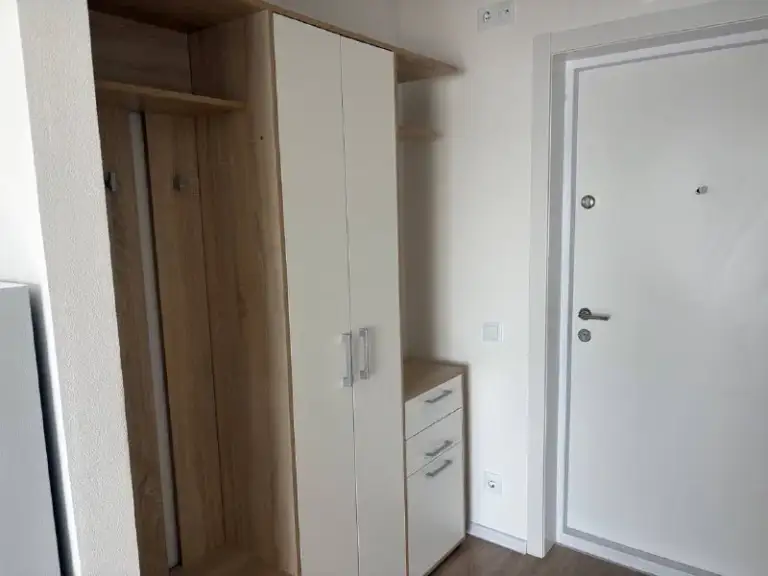 Студия, 25 м²
М щербинка
• 7 Мин пешком
• 13 Этаж из 20
• Ш варшавское 284 к3, на карте
40 000 ₽/Мес, без комиссии
Большой гайд по аренде
Мебель • стиральная машина • холодильник • с детьми • мусоропровод • лифт • посудомойка • кондиционер • интернет • с животными • телевизор • консьерж
Район южное бутово
Чистота 4.24 транспорт 3.99
Парки и скверы 4.89
Собственник. Уютная квартира с хорошим видом из окна, адекватные соседи, новые и чистые подъезды. Жк находится в 10 минутах пешим ходом от мцд щербинка и в 15 минутах на автобусе от остановки, которая находится у дома, дом метро бульвар дмитрия донского. Сам жк был сдан в 2024 году, все новое, есть двор, входы в подъезд и на этаж по коду на двери. © предоплату до просмотра просят только мошенники!
Zima, написать
Уровень доверия низкий ⚠️
Выложить квартиру бесплатно - фотография - 3