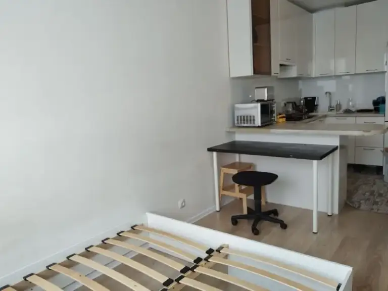 2-Комн квартира, 38.2 м²
М митино

• 10 Мин пешком
• 25 Этаж из 33
• Красногорск, ул видная 6, на карте

60 000 ₽/Мес, без комиссии
Большой гайд по аренде

Стиральная машина • интернет • мебель • посудомойка • холодильник • с животными • лифт • с детьми • кондиционер • телевизор • мусоропровод • консьерж

Субаренда. Уезжаю на время, сдаю(заключаю договор) на неск. Месяцев/до осени.   Заселение до конца января. Балкона нет. Окна выходят на лес, видна парковка. Есть посудомойка, свч, тостер, чайник, стиральная машина, вайфай оплачиваю я. Ку выходит около 3-4к. Соседи тихие. В квартире светло. Залог. Дикси, кб, и гипер-глобус. Можно семье с детьми, животными.

Mariia, написать
Уровень доверия средний 🆗
Выложить квартиру бесплатно - фотография - 1